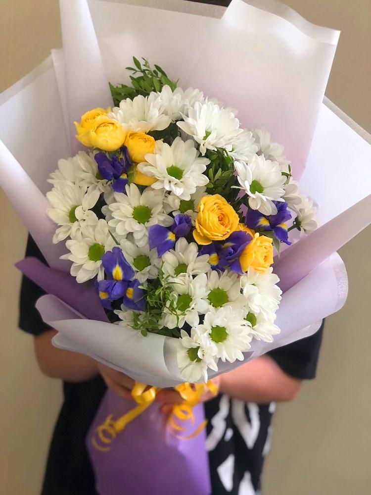 Букет цветов из: Ирисы, Хризантемы и Розы в Бояркино