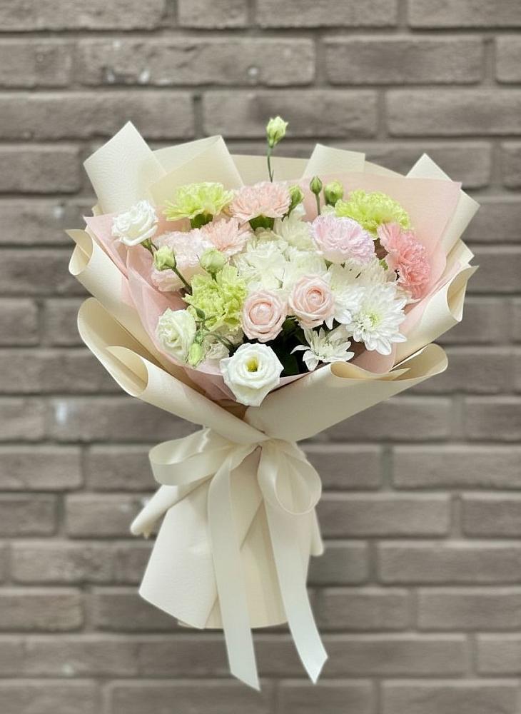 Букет цветов из: Гвоздики, Розы, Лизиантусы и Хризантемы в Бояркино