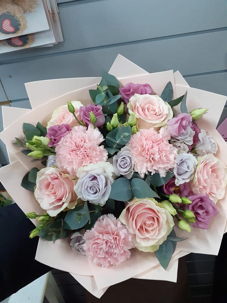 Букет цветов из: Розы, Гвоздики и Лизиантусы в Бояркино